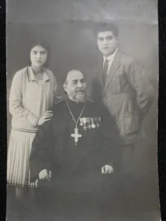 Fotografie tip Carte Postala, Preot cu decoratii impreuna cu o fata si un baiat, perioada Primului Razboi Mondial