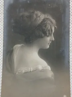 Fotografie tip Carte postala tanara cu coc, perioada interbelica