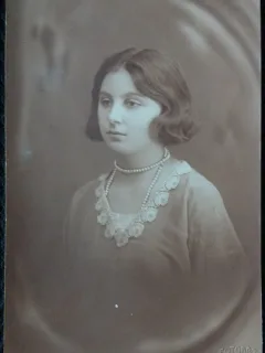 Fotografie tip Carte Postala, Tanara cu sirag de perle, 1919