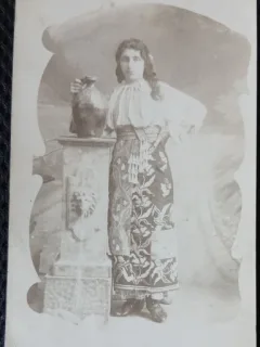 Fotografie tip Carte Postala, Tanara in costum traditional, perioada interbelica