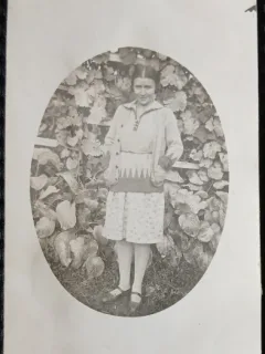 Fotografie tip Carte Postala, Tanara in gradina, perioada interbelica