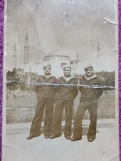 Fotografie tip Carte Postala, Trei marinari la Istanbul, 1939