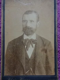 Fotografie tip CDV, barbat cu barba si mustata, inceput de secol XX