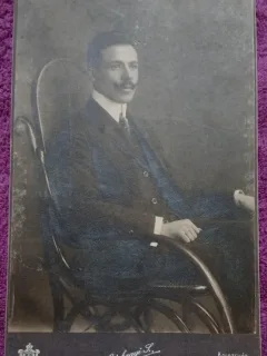 Fotografie tip CDV, barbat cu mustata, stand pe scaun, inceput de secol XX