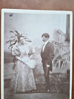 Fotografie pe carton, barbat si femeie cu evantai, perioada interbelica