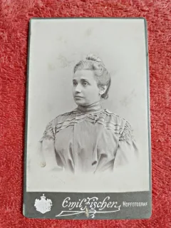 Fotografie tip CDV, femeie cu coc, inceput de secol XX