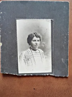 Fotografie pe carton, femeie inceput de secol XX