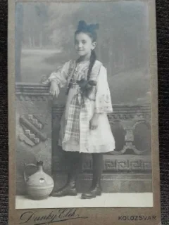 Fotografie tip CDV, fetita cu parul impletit si cu fundite, sfarsit de secol XIX