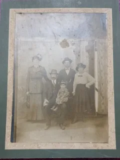 Fotografie tip CDV, grup de femei, barbati si copil, 1920