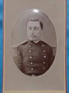 Fotografie tip CDV, Locoternent frencez in uniforma de ceremonie, sfarsit de secol XIX