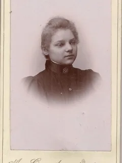 Fotografie tip CDV - perioada interbelica, reprezentand o femeie
