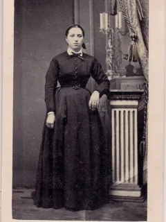 Fotografie tip CDV - perioada interbelica, reprezentand o femeie