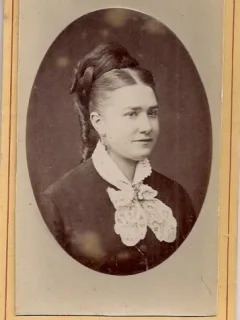 Fotografie tip CDV - perioada interbelica, reprezentand o femeie