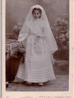 Fotografie tip CDV - perioada interbelica, reprezentand o femeie