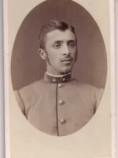 Fotografie tip CDV - perioada interbelica, reprezentand un barbat in haina militara