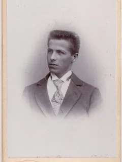 Fotografie tip CDV - perioada interbelica, reprezentand un barbat