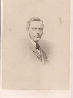 Fotografie tip CDV - perioada interbelica, reprezentand un barbat
