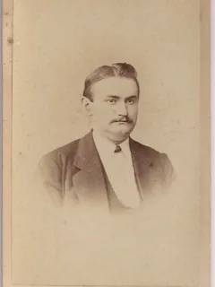 Fotografie tip CDV - perioada interbelica, reprezentand un barbat