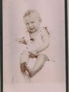 Fotografie tip CDV - perioada interbelica, reprezentand un copil mic