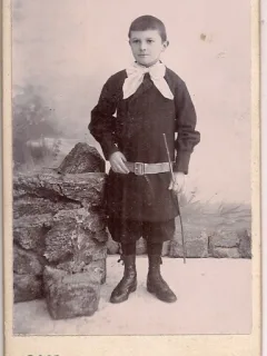 Fotografie tip CDV - perioada interbelica, reprezentand un copil
