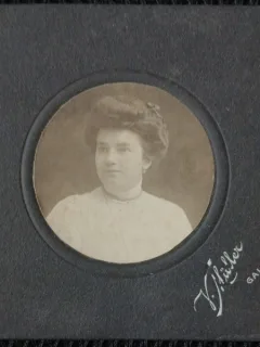 Fotografie tip CDV, portret de femeie cu coc, 1910
