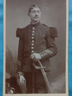 Fotografie tip CDV, Subofiter de infanterie, francez in uniforma de ceremonie, inceput de secol XX