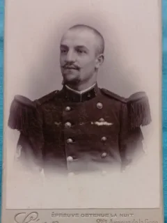 Fotografie tip CDV, Subofiter de infanterie, francez in uniforma de ceremonie, inceput de secol XX