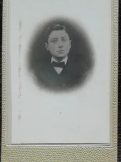 Fotografie tip CDV, tanar cu papion, inceput de secol XX