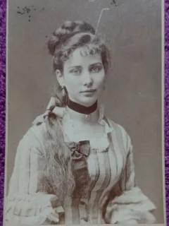 Fotografie tip CDV, tanara din Ungaria, inceput de secol XX