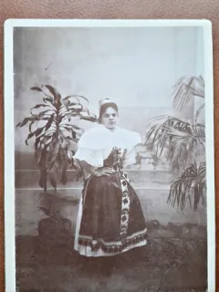 Fotografie pe carton, tanara in costum popular, perioada interbelica