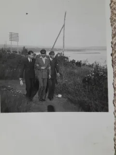 Fotografie, trei barbati la plimbare prin parcul Prefecturii, pe malul Dunarii, 1943