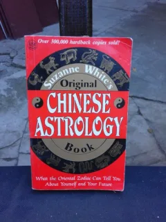 ORIGINAL CHINESE ASTROLOGY BOOK - SUZANNE WHITE'S  (CARTE IN LIMBA ENGLEZA)