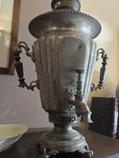 Samovar sovietic de mijloc de secol XX