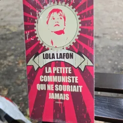La petite communiste qui ne souriait jamais - Lola Lafon (in tipla)