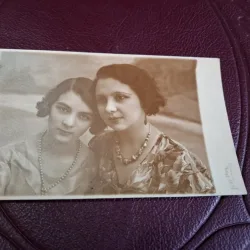 Fotografie tip carte postala , Mama si fiica , alb negru - necirculata