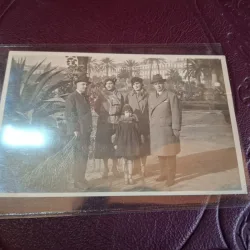 Fotografie tip carte postala , grup familial in parc , alb negru - 1932 , Nice , Franta