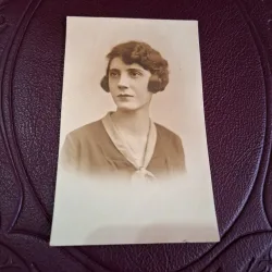 fotografie tip carte postala , portret femeie , alb negru - necirculata