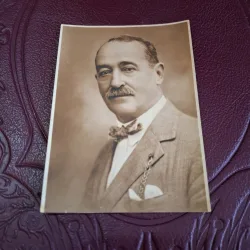 fotografie tip carte postala, portret barbat in costum - alb negru