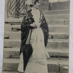 Carte postala, Jeune Fille de Douarnemez en costume de fete, 1931