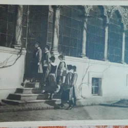 Carte postala, Scoala Centrala de Fete din Bucuresti. Elevele intrand din gradina in coridor, perioada interbelica