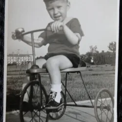 Fotografie, baietel pe tricicleta, perioada anilor 40-50