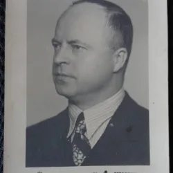 Fotografie, Barbat cu cravata , perioada interbelica