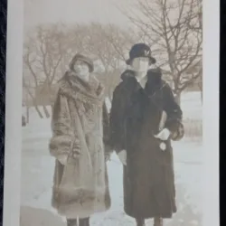Fotografie, Boston, Mama lui Geo Litarczek, parintele radiologiei romanesti impreuna cu o prietena, periuoada interbelica