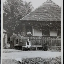 Fotografie, Casa din Maramures cu barbat si femeie in port popular, perioada interbelica