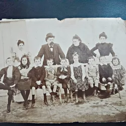 Fotografie de familie, pe carton, perioada interbelica