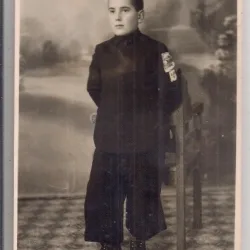Fotografie din anul 1941 reprezentand un baiat in uniforma scolara