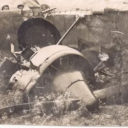 Fotografie din perioada interbelica reprezentand epava unui avion