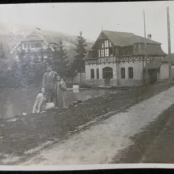 Fotografie, Doua femei si un barbat in vacanta, perioada interbelica