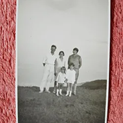 Fotografie, familie la Techirghiol, marginea falezei dinspre Tusla, 1929, Geo (dr. Litarczek, parintele radiologiei romanesti) cu parintii
