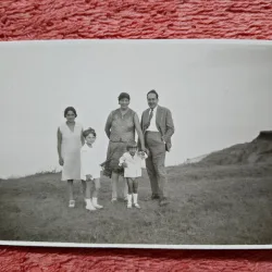 Fotografie, Geo (dr. Litarczek, parintele radiologiei romanesti) impreuna cu parintii pe faleza dinspre Tusla, 1929